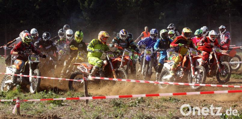 Vom Start weg liefern sich die Motocrossfahrer. packende Duelle. Bild: zer