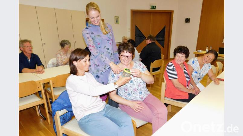 In einem Glas lässt Heike Roth als lebendiges Anschauungsmaterial den Hirudo verbana herumgehen, der neben dem Hirudo medicinalis und Hirudo orientalis zur Heilungstherapie eingesetzt wird. Bild: hai