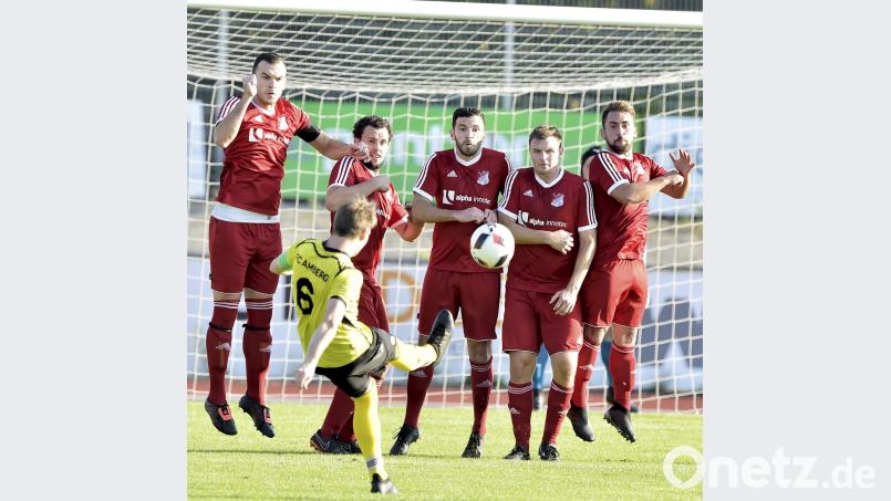 Dieser fein über die Inter-Abwehrmauer gezirkelte Freistoß von FC-Kapitän Heiko Giehrl (vorne) traf nur die Querlatte. Bild: Ziegler