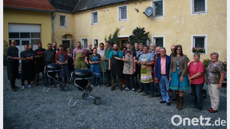 Die viele Arbeit hat sich gelohnt. Die Fischpäckchen mit den Saiblingen sind eingewickelt und können nun auf die gut geheizten Grills geschoben werden. Geleitet wurde der Grillnachmittag von den „Stiftlandgrillern“ um Vorsitzenden Markus Brunner (Zweiter von links). Bild: wro