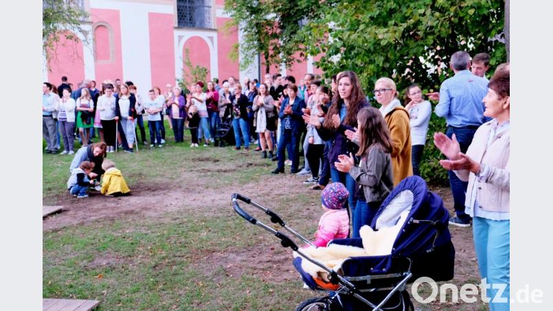Begeistert feiern die Speinsharter mit, als die Landjugend zur Eröffnung der Kirchweih Brauchtum wiederbelebt. Bild: do