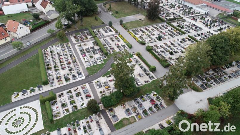 Neue Gräberformen machen eine neue Friedhofs- und Bestattungssatzung erforderlich. Zusätzlich zum kreisförmigen Urnenfeld entstehen an der Friedhofsmauer demnächst pflegefreie Wiesengräber für herkömmliche Erdbestattungen. Bild: bey