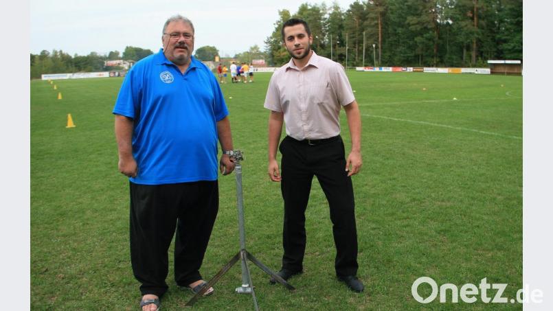 Mit den bisher verwendeten 3 Rasensprengern ist eine effiziente Bewässerung nicht möglich, bedauern Vorsitzender Herbert Schaumberger (links) und Schatzmeister (zugleich aktiver Spieler) Dominik Schuller (rechts). Bild: wro