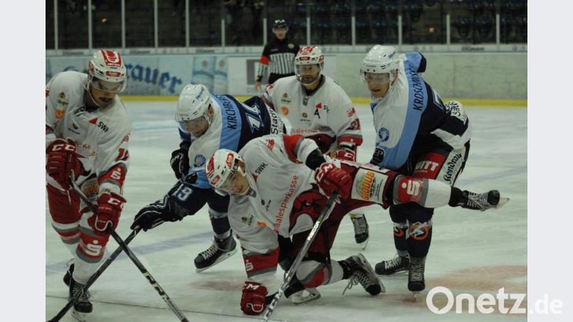 Nach dem 2:3 am Freitag (Szene mit Kevin Kroschinski und Michael Kirchberger in den blauen Trikots) verloren die Blue Devils am Sonntag auch das zweite Match gegen den Nord-Oberligisten Saale Bulls Halle mit 2:5. Bild: Rudi Gebert