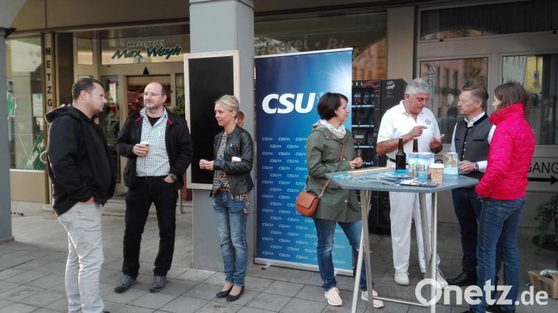 Vor dem Hotel Weyh in der Hauptstraße kommen die CSU-Stadträte sowie Landtagsabgeordneter Tobias Reiß (Zweiter von rechts) und Landtagslistenkandidatin Tanja Renner (Vierte von rechts) mit zahlreichen Bürgern ins Gespräch. Bild: sne
