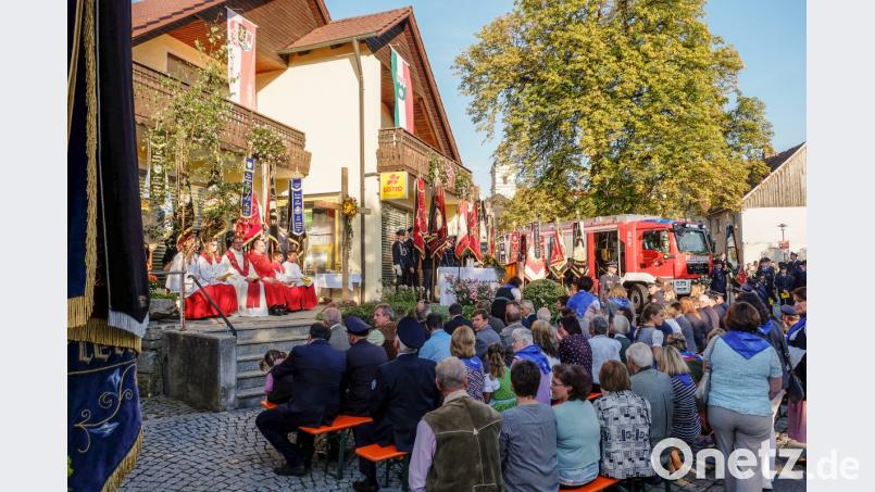 Der Dorfplatz in Teunz war ein wunderbarer Rahmen für den Freiluftgottesdienst den Pfarrer Herbert Rösl und Michael Saller zelebrierten. Bild: tkr