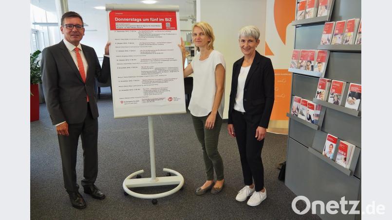 Arbeitsagenturchef Thomas Würdinger präsentiert das neue BiZ-Vortragsprogramm zusammen mit (von links) Pressesprecherin Sigrid Lang und BiZ-Leiterin Maria Pannrucker Bild: Bühner