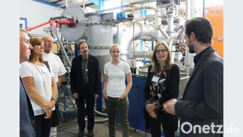 Lisa Badum (Zweite von rechts) im Gespräch mit Abteilungsleiter Fabian Stenzel (rechts) von Fraunhofer UMSICHT.. Bild: exb