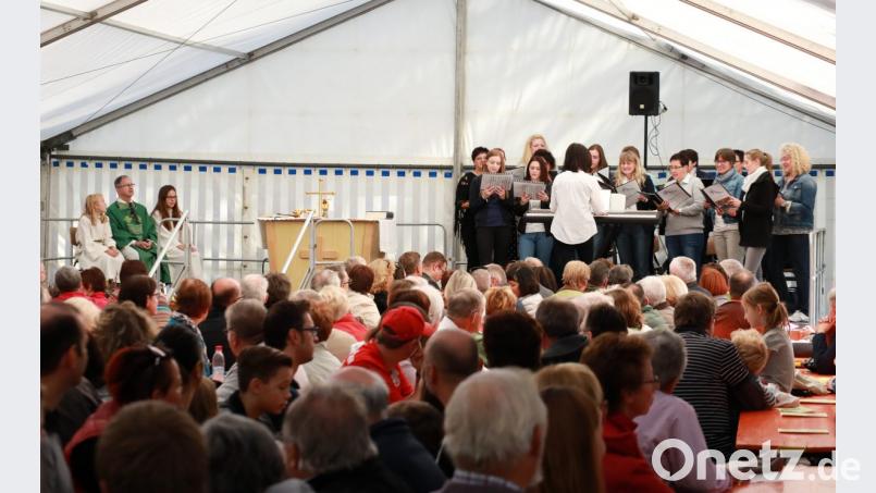 Der Gottesdienst mit Monsignore Martin Neumeier (links) ist überaus gut besucht. Die „Quersinger“ aus Krummennaab geben den Rhythmus vor. Bild: njn