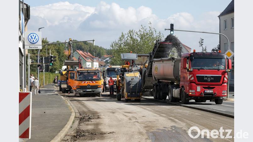 Austausch der Asphaltdecke auf der B 14 in Sulzbach-Rosenberg. Bild: Wolfgang Steinbacher