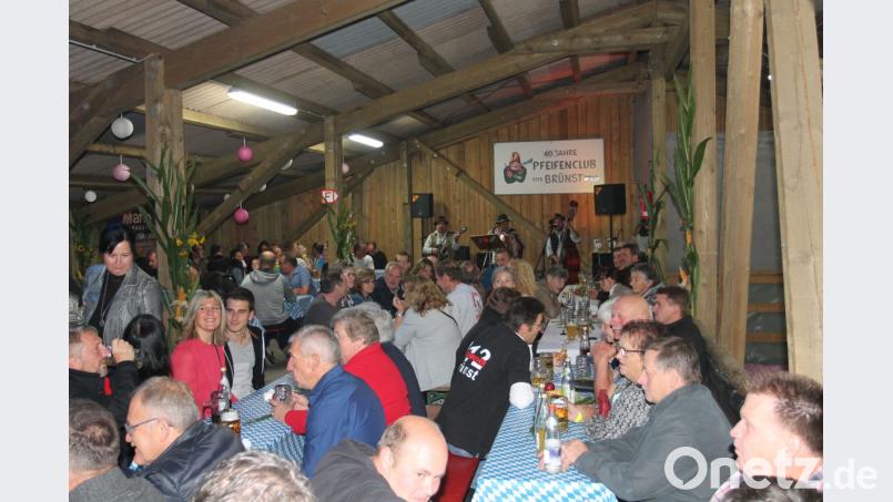 Ein voll besetzter &quot;Faislbacher Feststodl&quot; war die beste Voraussetzung für ein Gründungsfest der Superlative. Bild: pi