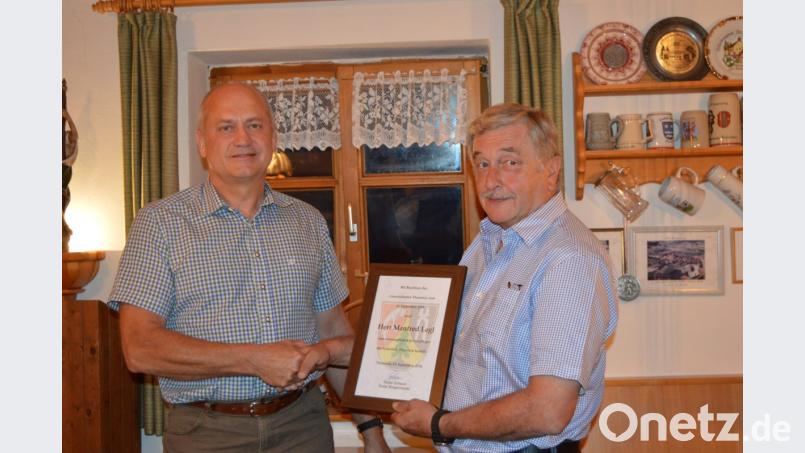 Bürgermeister Walter Schauer freut sich über die Bereitschaft von Manfred Legl (rechts), das gemeindliche Archiv zu pflegen. Bild: bej