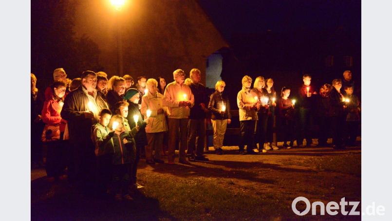 Mit einer Lichterprozession startet das Kreuzbergfest. Bild: bey
