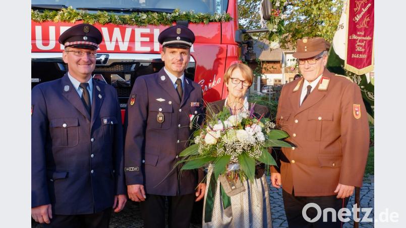 Adolf Hammer und Andreas Brandstätter zusammen mit Erika Winter, die Patin neuen HLF20 ist. Überrascht wurde sie von ihrem Gatten Leo Winter, Landesfeuerwehrkommandant des Landes Salzburg. Im Hintergrund ist der Schriftzug der Patin am Fahrzeug zu lesen. Bild: tkr