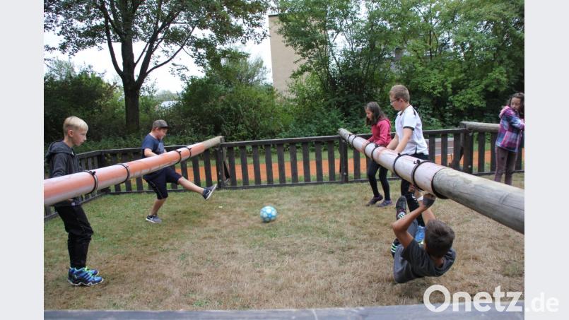 Vollen Einsatz zeigen die Kids und Jugendlichen beim Menschenkicker. Bild: ads