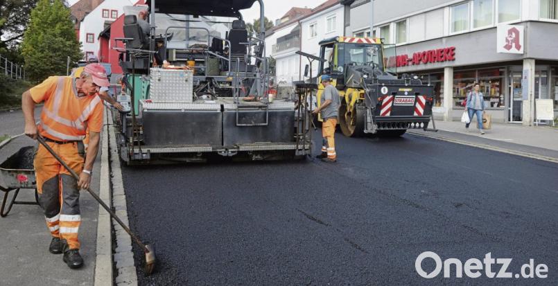 Die Strabag-Männer leisten bei der Asphaltierung vorbildliche Arbeit. Bild: Wolfgang Steinbacher