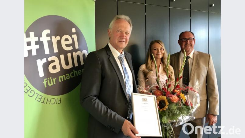 Landrat Dr. Karl Döhler (links) und BRK-Kreisgeschäftsführer Thomas Ulbrich (rechts) gratulieren Sabrina Ott (Mitte) zu ihrer herausragenden Leistung. Bild: exb