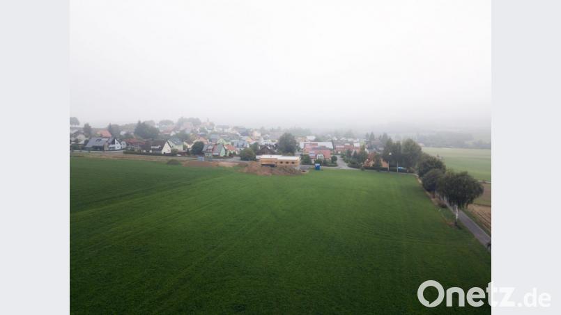 Der Stadtrat beschließt, dass die Straßen im Thanhausener Baugebiet so heißen, wie die bestehende Straße: „Am Rohrbrunnen“. Bild: dtr