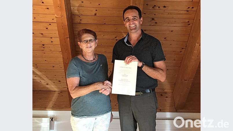 Zu Beginn der Gemeinderatssitzung ehrt Bürgermeister Hans-Jürgen Strehl Elisabeth Dehling für ihren häufigen Einsatz bei den Kriegsgräbersammlungen mit der Bronzenen Verdienstspange des Landesverbandes Bayern Volksbund Deutsche Kriegsgräberfürsorge. Bild: gru