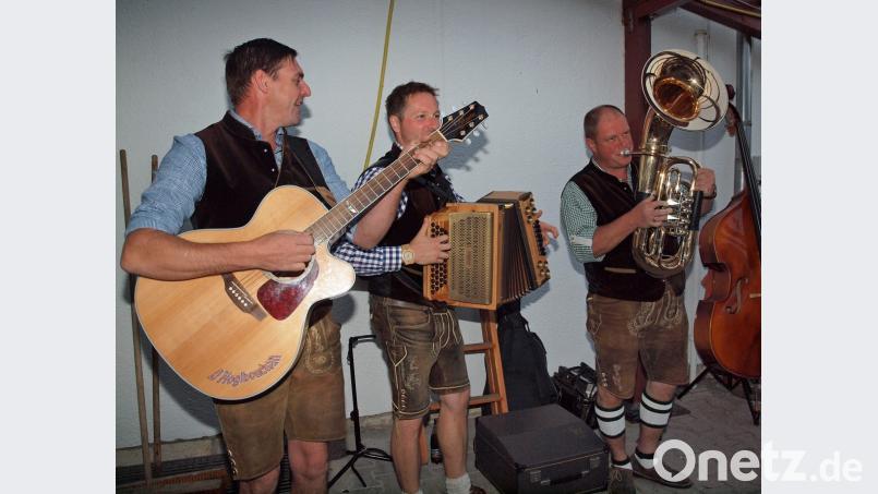 Am Samstagabend ziehen D’ Hoglbouchan – der Gallit, der Lauti und der Chopper (von links) - musikalisch vom Leder. Bild: sön