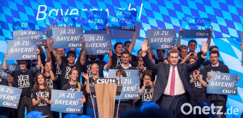 Markus Söder (CSU), Ministerpräsident von Bayern, steht nach seiner Rede zum Abschluss des CSU-Parteitag auf der Bühne zusammen mit Anhängern, die Schilder "Ja zu Bayern" halten. Am 14.10.2018 ist Landtagswahl in Bayern. Bild: Peter Kneffel/dpa