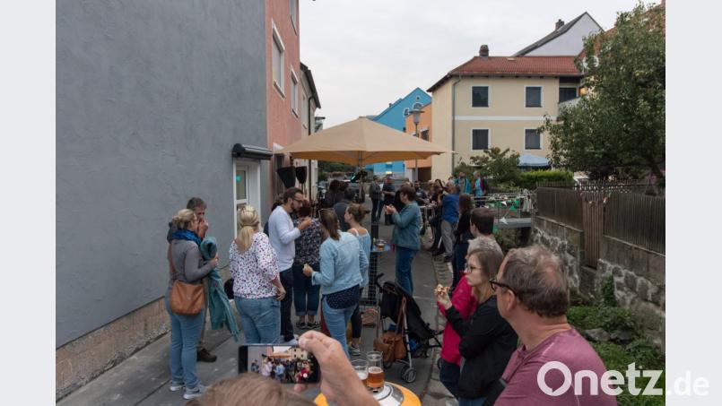 Der Dämmerschoppen am Rumpelbach namens "Brückenpfiff" hat sich von einer Schnapsidee zur liebgewonnenen Tradition entwickelt. Bild: dtr