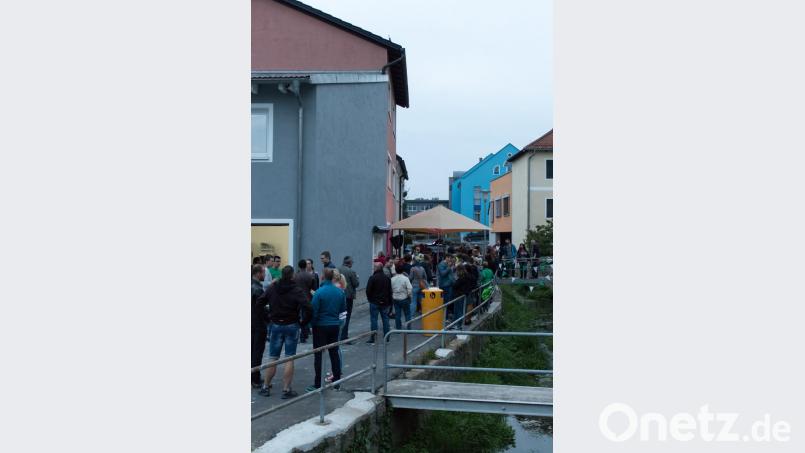 Der Dämmerschoppen am Rumpelbach namens "Brückenpfiff" hat sich von einer Schnapsidee zur liebgewonnenen Tradition entwickelt. Bild: dtr