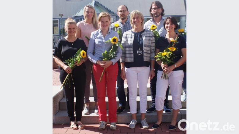 Rektorin Beate Vetterl (Dritte von rechts) freut sich, mit Konrektorin Christine Losch (rechts) Verstärkung in der Schulleitung zu haben. Auch die neuen Kolleginnen und Kollegen (von links) Pia Liegl, Miriam Spannagl, Isabelle Lehmann, Alexander Karrasch und Peter Grosser wurden herzlich empfangen. Bild: weu