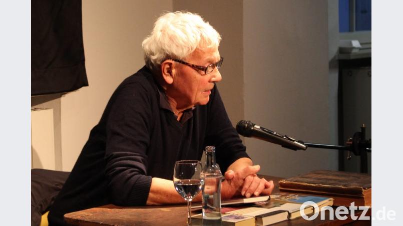 Literaturpreisträger Eckhard Henscheid stellt im Luftmuseum Amberg sein neuestes Werk vor: „Aus dem Leben der Heiligen - Neue Legenden“. Bild: Dagmar Williamson