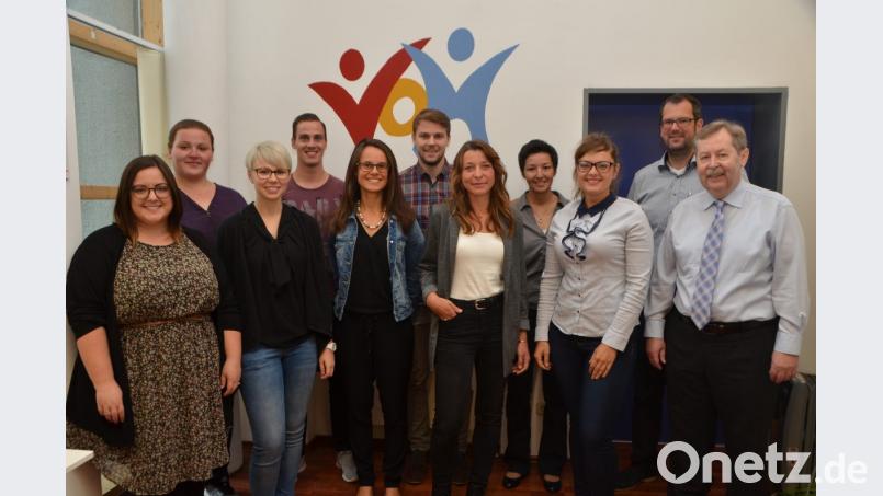Realschuldirektor Andreas Meier und Konrektor Kilian Graber (von rechts) sind mit der Lehrerzuteilung an ihrer Bildungseinrichtung höchst zufrieden. Die höchst motivierten jungen Lehrkräfte unterstützen das Stammpersonal. Bild: dob