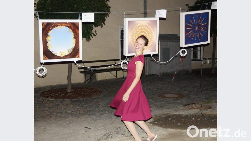 Miriam Ferstl freute sich vor ihren beeindruckenden Bildern als Mitinitiatorin und Künstlerin der Ausstellung über die gelungene Vernissage. Bild: weu