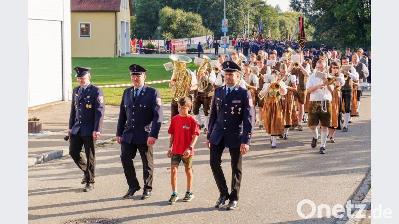 Der Kirchenzug der fast 50 Feuerwehren und Vereine wurde angeführt von stellvertretenden Kommandanten Berthold Eckl (von links), Vorsitzenden Adolf Hammer und Kommandant Andreas Brandstätter sowie der Blaskapelle Teunz, die den Gottesdienst musikalisch umrahmte. Bild: tkr