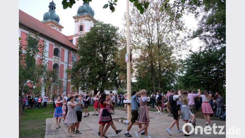 Behütet von den Doppeltürmen der Klosterkirche beginnt am Freitagabend in ungezwungener Atmosphäre die Speinsharter Kirwa mit dem sogenannten Austanzen rund um den Kirwa-Baum. Es beteiligen sich 17 Paare der Katholischen Landjugend. Bild: do