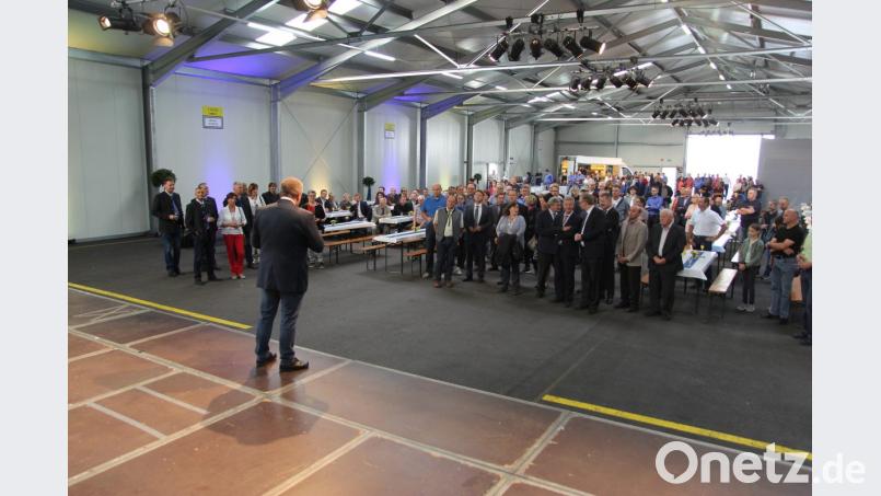 Bürgermeister Josef Deichl begrüßte die zahlreichen Gäste in einer Halle der Firma „Quardus“. Bild: ral