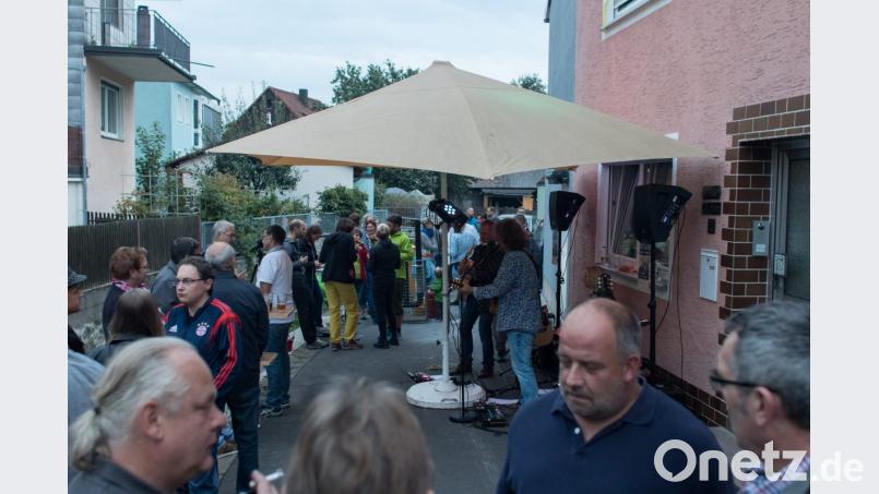 Der Dämmerschoppen am Rumpelbach namens "Brückenpfiff" hat sich von einer Schnapsidee zur liebgewonnenen Tradition entwickelt. Bild: dtr