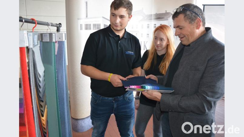 Paulus Mehler (rechts) vom gleichnamigen Tirschenreuther Tuchunternehmen kam persönlich nach Mitterteich und stellte verschiedene Ausbildungsberufe seinen Unternehmens vor Bild: jr