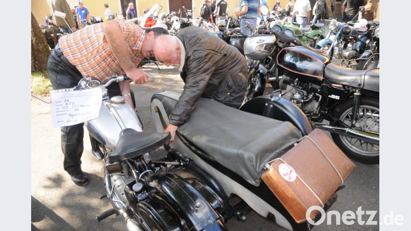 Auch sehr beliebt ist die 250er NSU Max von 1955, Maschine und Beiwagen werden gründlich vorgestellt und inspiziert. Bild: ge