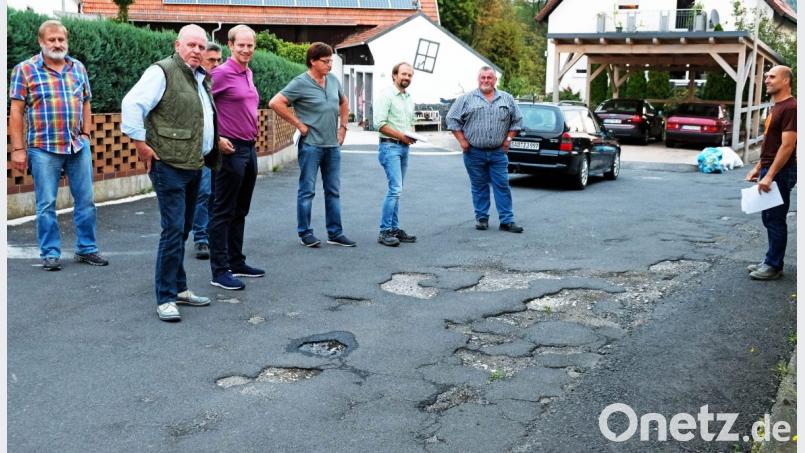 Der Bau- und Umweltausschuss besichtigte die Straßenschäden im Mühlweg und Fischerweg. Bild: twi