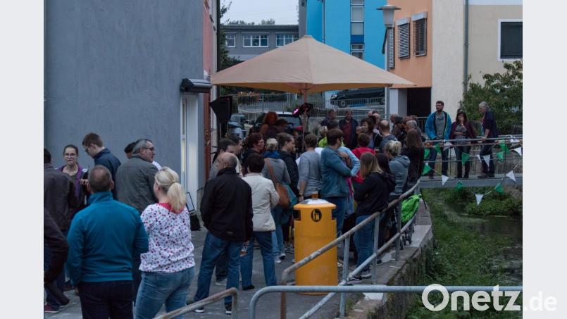 Der Dämmerschoppen am Rumpelbach namens "Brückenpfiff" hat sich von einer Schnapsidee zur liebgewonnenen Tradition entwickelt. Bild: dtr