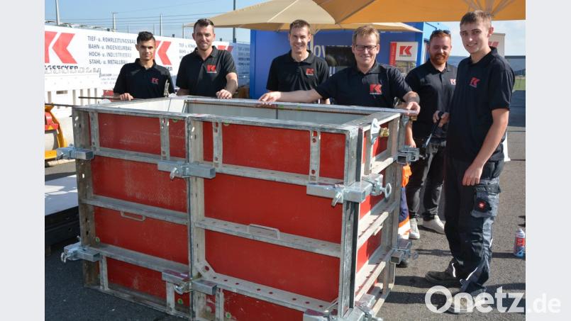 Die Firma Kassecker hatte einen Teil ihrer Tiefbauabteilung aufgebaut. Hier konnte sogar eine Schalung für ein Fundament erstellt werden, unter Anleitung von Polier Peter Michl ((3. von rechts) und Andreas Malzer (Dritter von links). Bild: jr