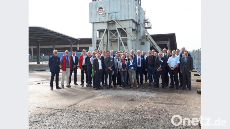 Aktuelle Fragen der Geologier diskutieren Dutzende Experten vor der Kulisse des KTB-Bohrturms Bild: exb/M. Schulze, Bayerisches Landesamt für Umwelt.