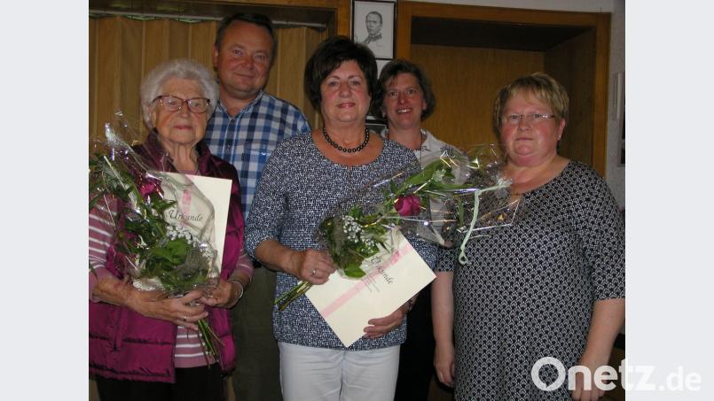 Gunda Pirner und Roswith Hösl erhalten von Vorsitzender Irmgard Philbert (vorne von links) die Ehrennadel in Gold für 40-jährige Treue zur KAB Riglasreuthgeehrt. Pfarrer Dr. Dr. Josef Waleszczuk (hinten von links) beglückwünscht beide und heißt Neumitglied Sabine Philipp willkommen. Bild: öt