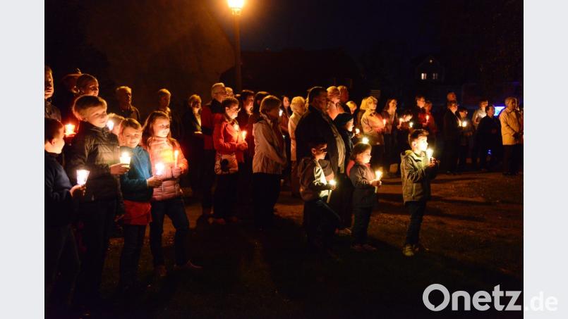 Mit einer Lichterprozession startet das Kreuzbergfest. Bild: bey