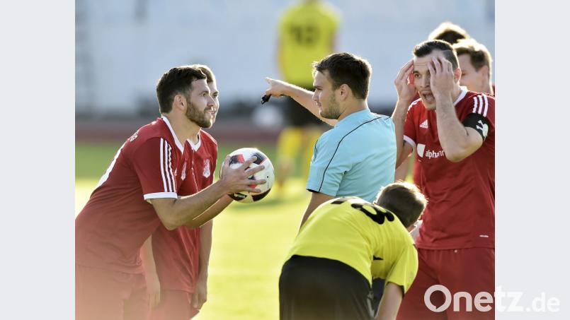 83. Spielminute: Inter Rechtsverteidiger Granit Sejdiu (links mit Ball) und Kapitän Albert Sejdiu (rechts) beschwören Schiri Michael Bäumel (Mitte) nach seinem Pfiff zum Strafstoß für den FC Amberg. Bild: Ziegler