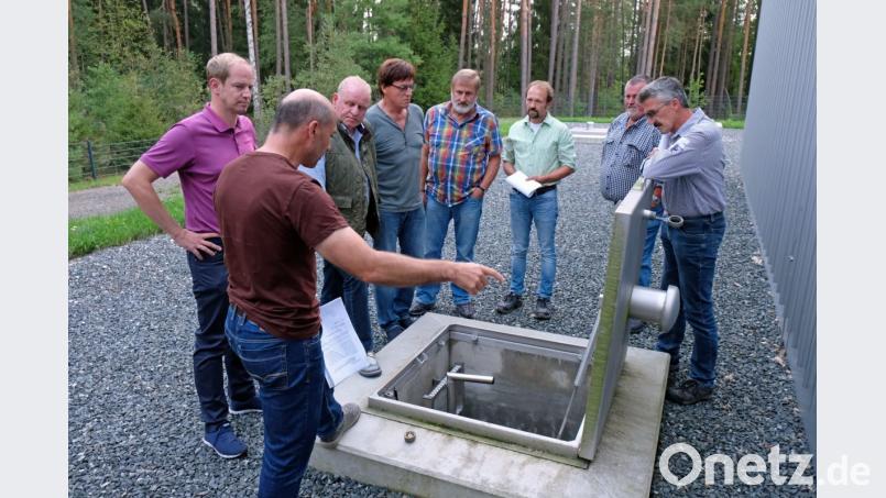 Stefan Ott vom Bauamt erklärte die Funktion des Schlammstapelbehälters beim Wasserwerk in Kettnitzmühle. Bild: twi