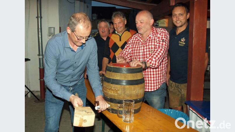 Bürgermeister Erwin Geitner sticht das erste Fass mit zwei Schlägen an. Schützenmeister und Kirwa-Chef Josef Spies, 2. Bürgermeister Josef Weinfurtner, 3. Bürgermeister Gerhard Schnabel und SV-Vorsitzender Timmy Grunewald (von links) stehen ihm zur Seite. Bild: sön