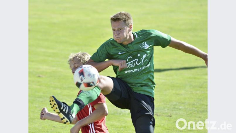 Mit vollem Einsatz klärt in dieser Spielszene der Haselmühler Rechtsverteidiger Matthias Meier (rechts) gegen den Schmidmühlener Außenbahnspieler Philipp Hofmann (links hinten).

Bild: Ziegler Bild: Ziegler