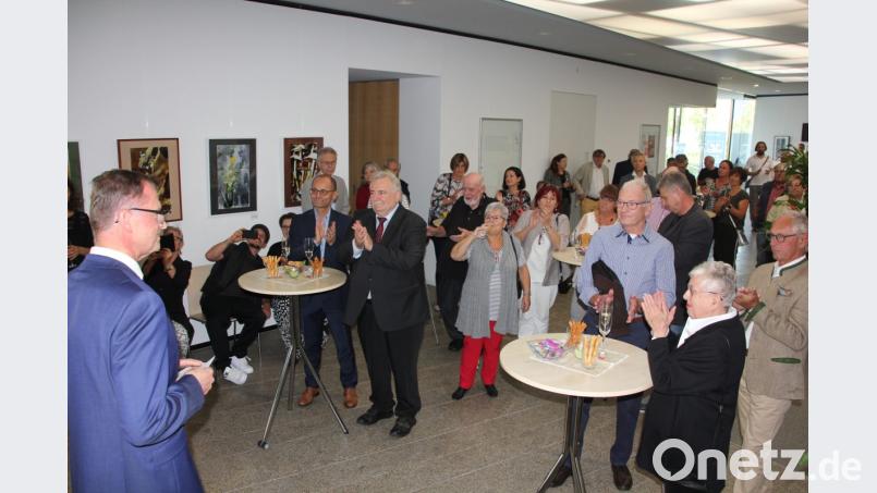 Viele Freunde und Bekannte von Klaus Gehring waren zur Vernissage gekommen, wo sie von Regionalmarktleiter Helmut Wolfrum (links) willkommen geheißen wurden. Bild: kro