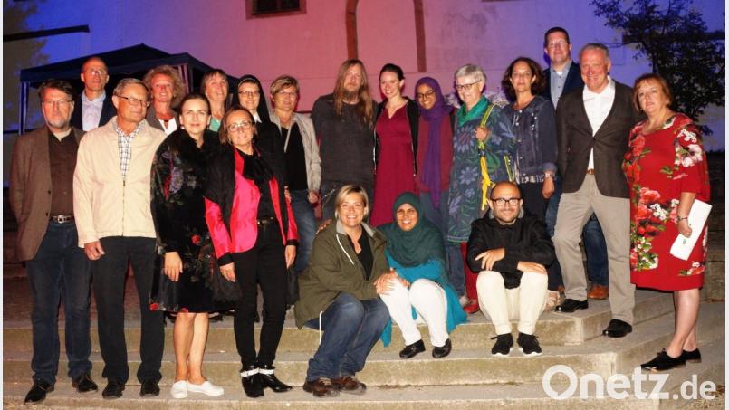 Vertreter der Kindergärten und Schulen genossen gemeinsam mit den sechs Künstlern den gelungenen Abend. Bild: weu