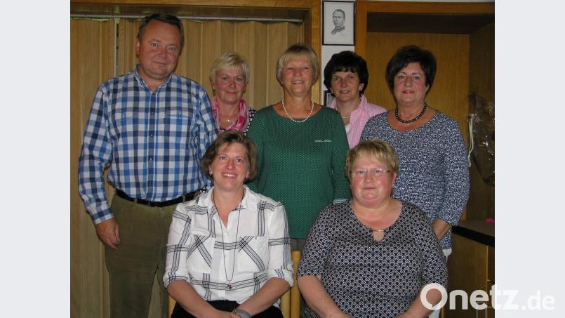 Sabine Philipp und Irmgard Philbert (sitzend von links) leiten künftig die KAB Riglasreuth. Pfarrer Josef Waleszczuk beglückwünscht auch die weiteren Vorstandsmitglieder Hildegard König, Maria Stock, Maria Wegmann und Roswitha Hösl (von links), die auch eine Auszeichnung für 40 Jahre Treue erhält, zur Wahl. Bild: öt